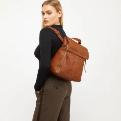 Mochila con solapa y detalles metálicos