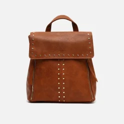 Mochila con solapa y detalles metálicos