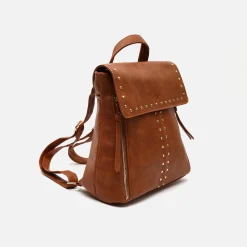 Mochila con solapa y detalles metálicos