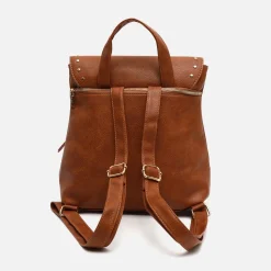 Mochila con solapa y detalles metálicos
