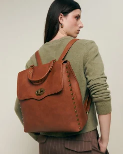Mochila con solapa y detalles metálicos
