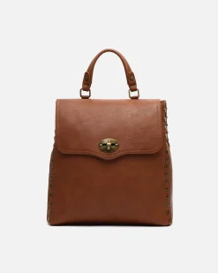 Mochila con solapa y detalles metálicos