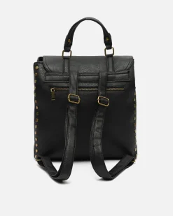 Mochila con solapa y detalles metálicos