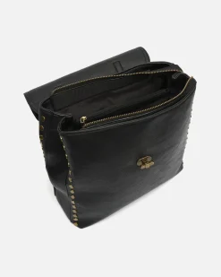 Mochila con solapa y detalles metálicos