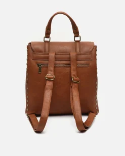 Mochila con solapa y detalles metálicos
