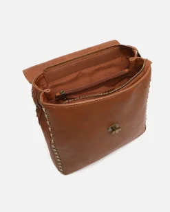 Mochila con solapa y detalles metálicos