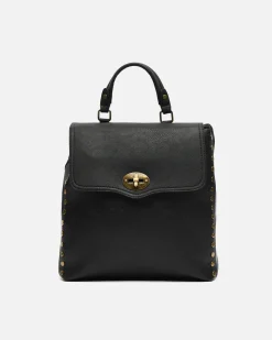 Mochila con solapa y detalles metálicos