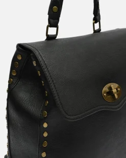 Mochila con solapa y detalles metálicos