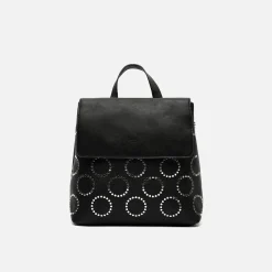Mochila con solapa y detalles metálicos
