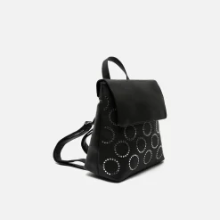 Mochila con solapa y detalles metálicos