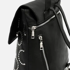 Mochila con solapa y detalles metálicos