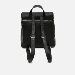 Mochila con solapa y detalles metálicos